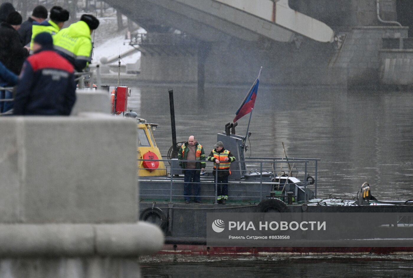 Автомобиль упал в Москву-реку на Лужнецкой набережной