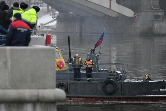 Автомобиль упал в Москву-реку на Лужнецкой набережной