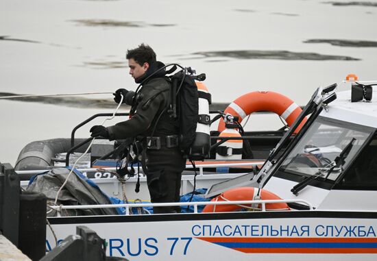 Автомобиль упал в Москву-реку на Лужнецкой набережной