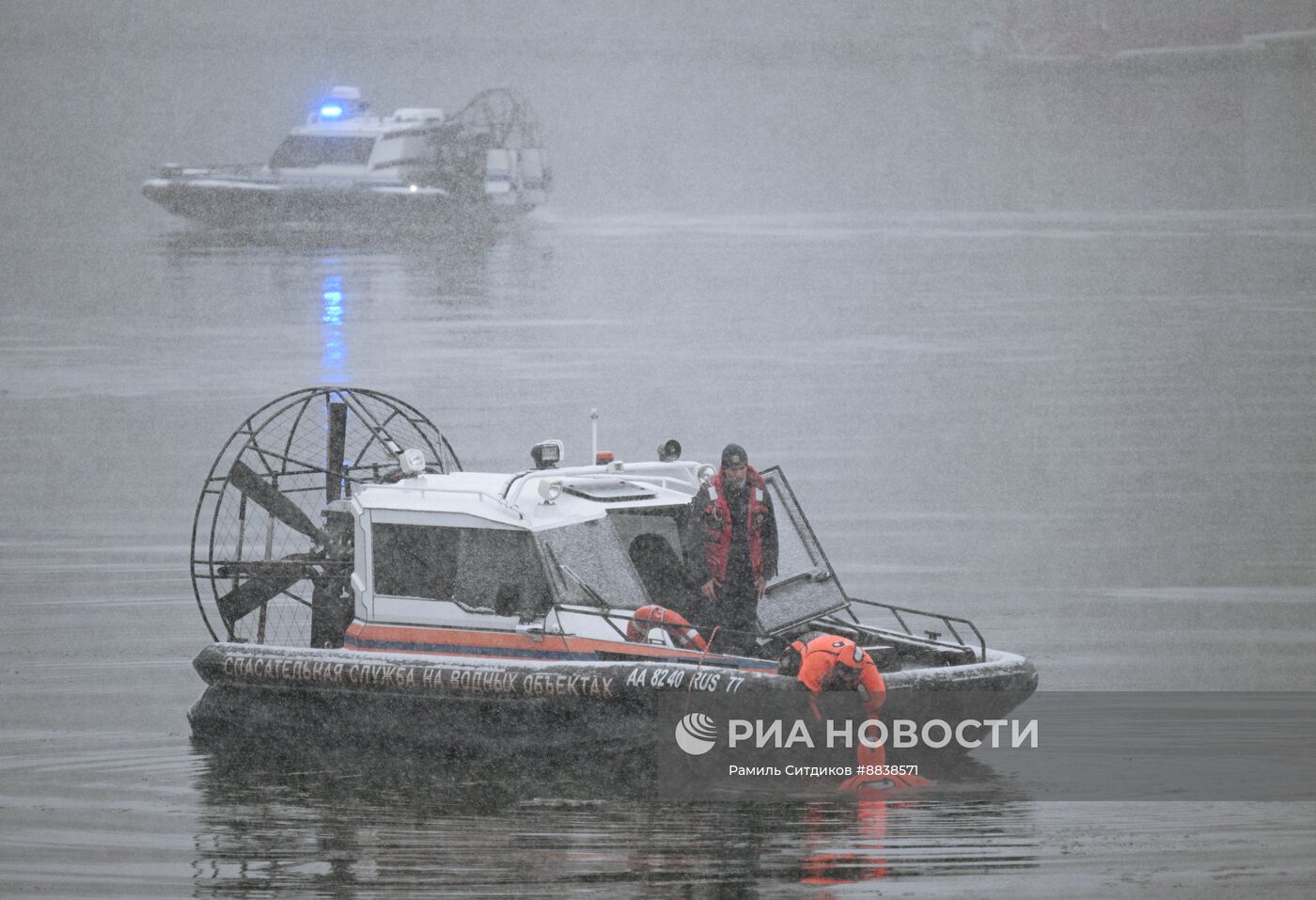 Автомобиль упал в Москву-реку на Лужнецкой набережной