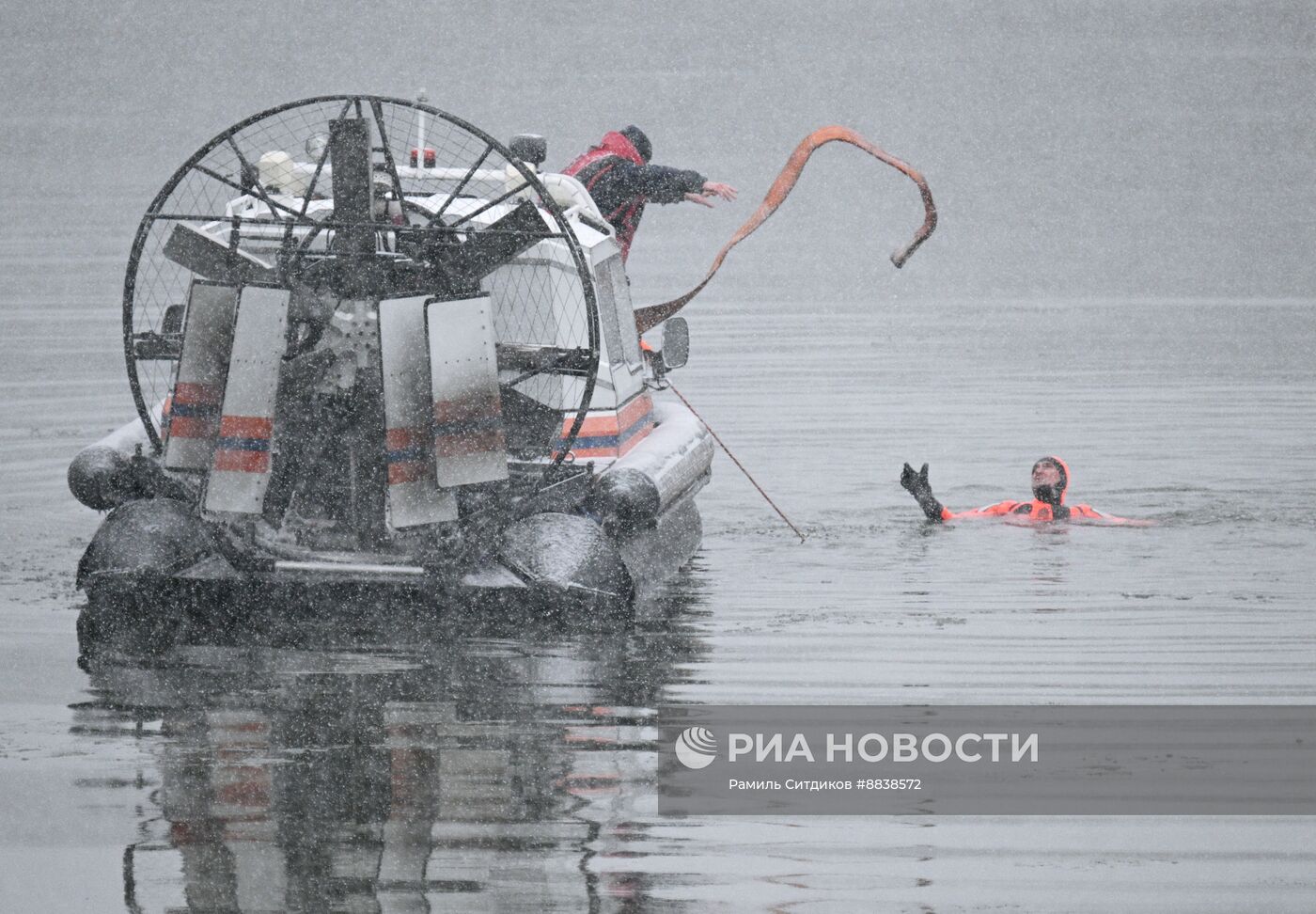 Автомобиль упал в Москву-реку на Лужнецкой набережной