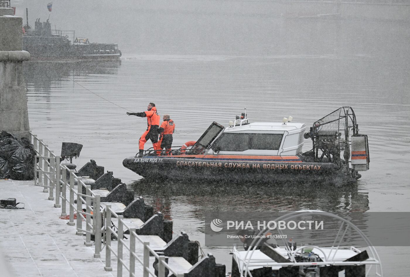 Автомобиль упал в Москву-реку на Лужнецкой набережной