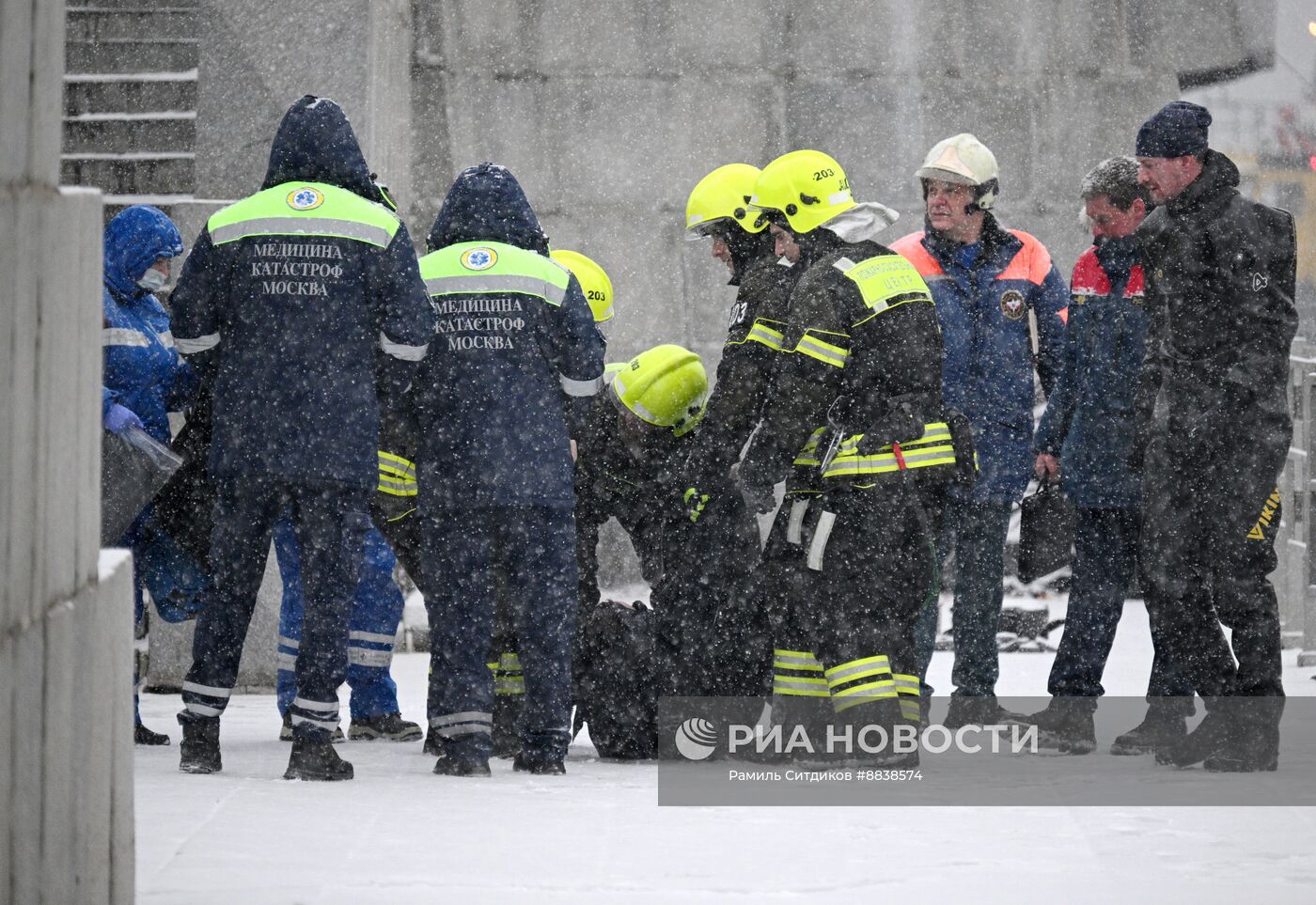 Автомобиль упал в Москву-реку на Лужнецкой набережной