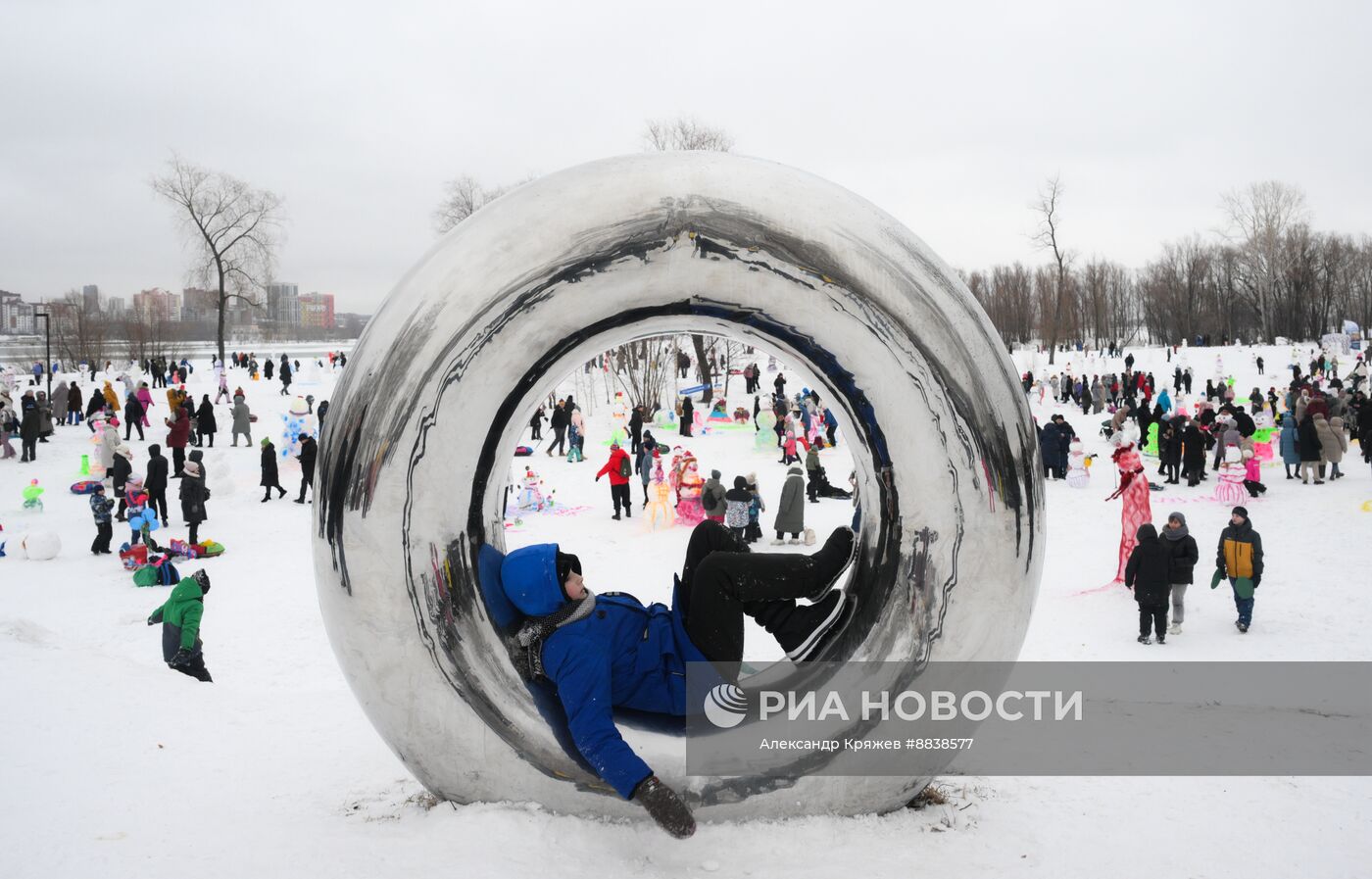 День рождения Снежной бабы в Новосибирске