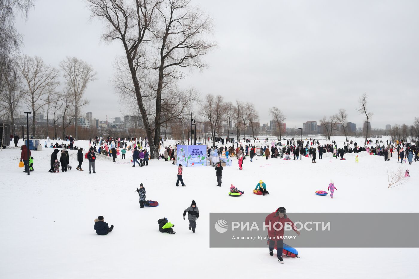 День рождения Снежной бабы в Новосибирске