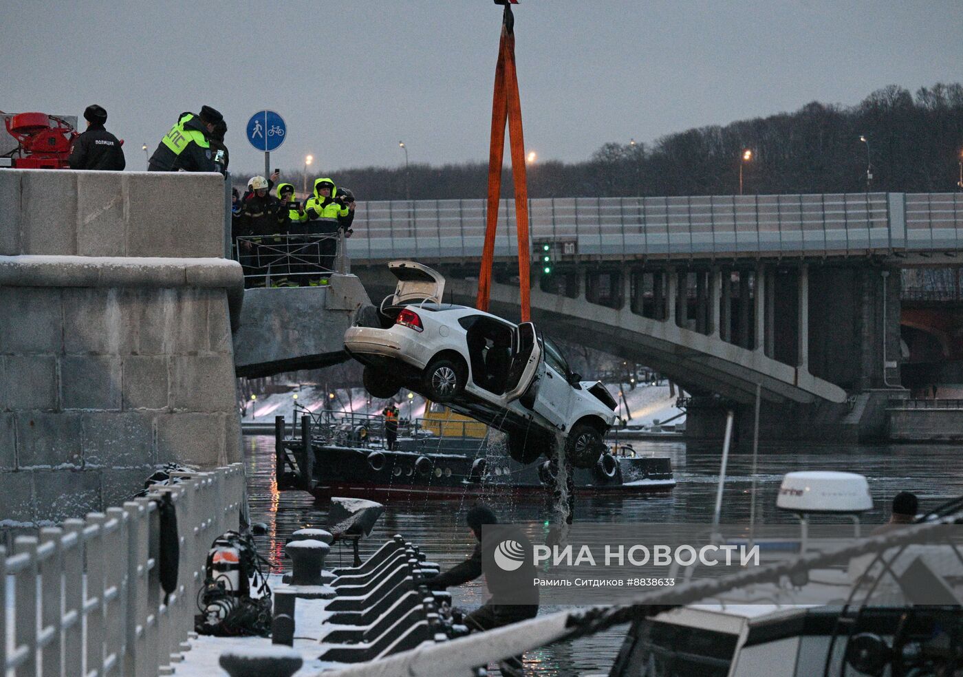 Автомобиль упал в Москву-реку на Лужнецкой набережной