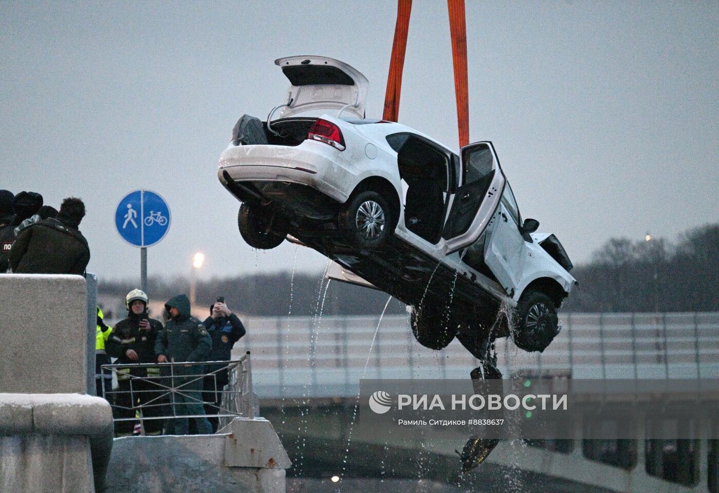 Автомобиль упал в Москву-реку на Лужнецкой набережной