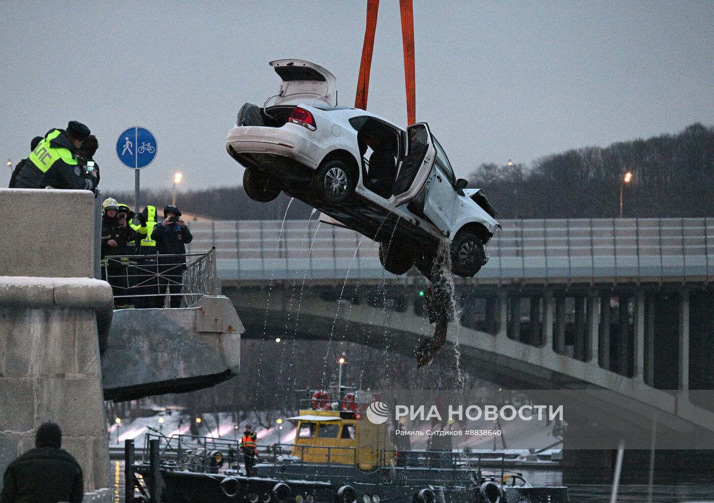 Автомобиль упал в Москву-реку на Лужнецкой набережной