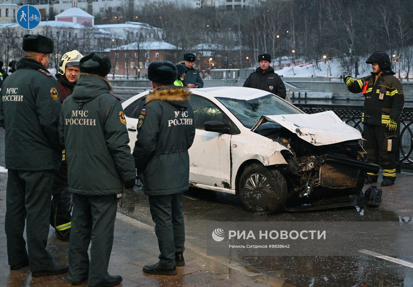 Автомобиль упал в Москву-реку на Лужнецкой набережной