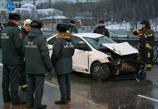 Автомобиль упал в Москву-реку на Лужнецкой набережной