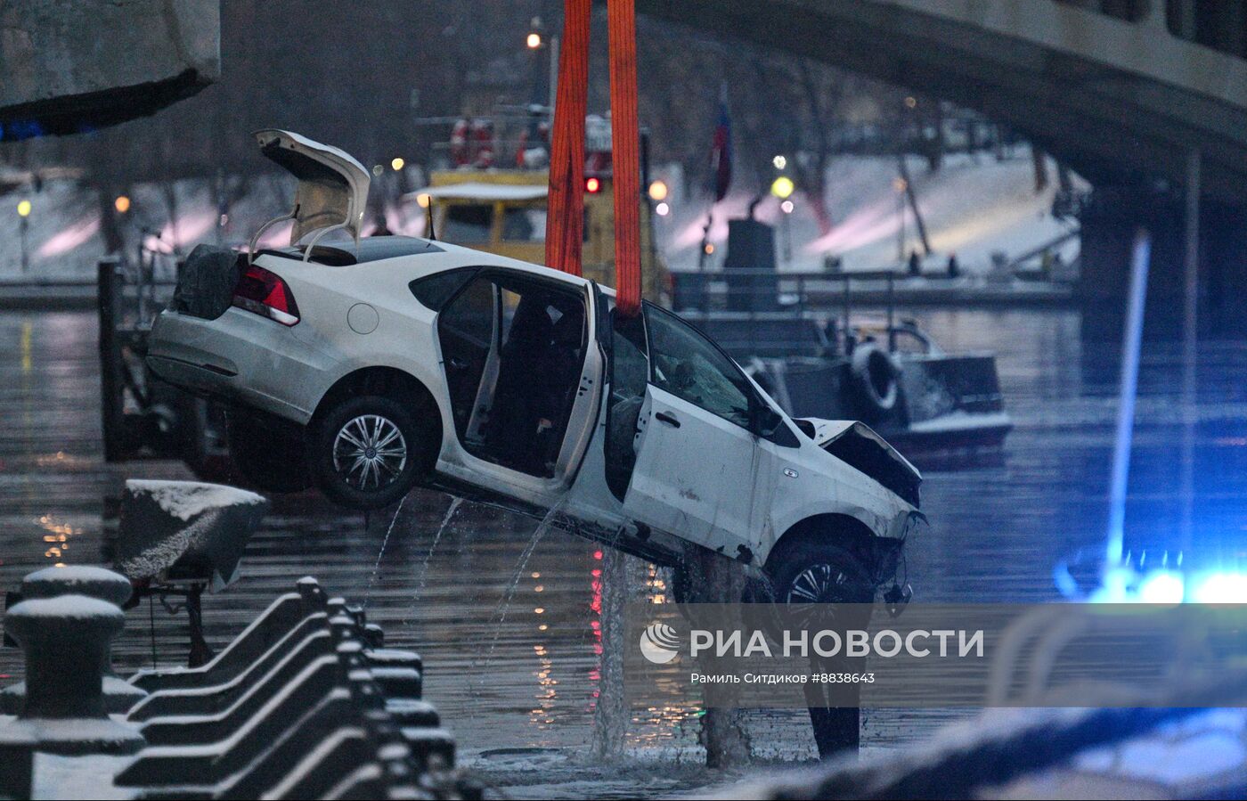 Автомобиль упал в Москву-реку на Лужнецкой набережной