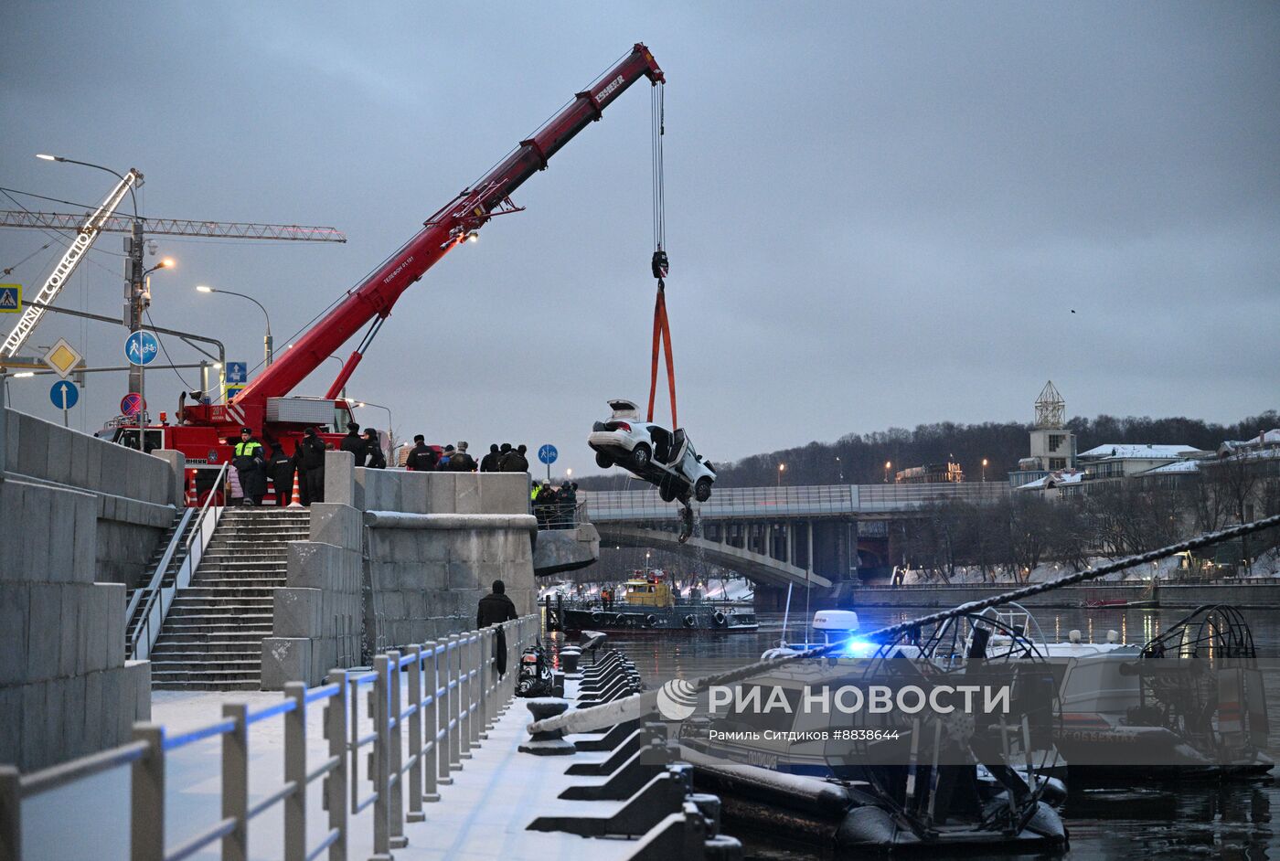 Автомобиль упал в Москву-реку на Лужнецкой набережной