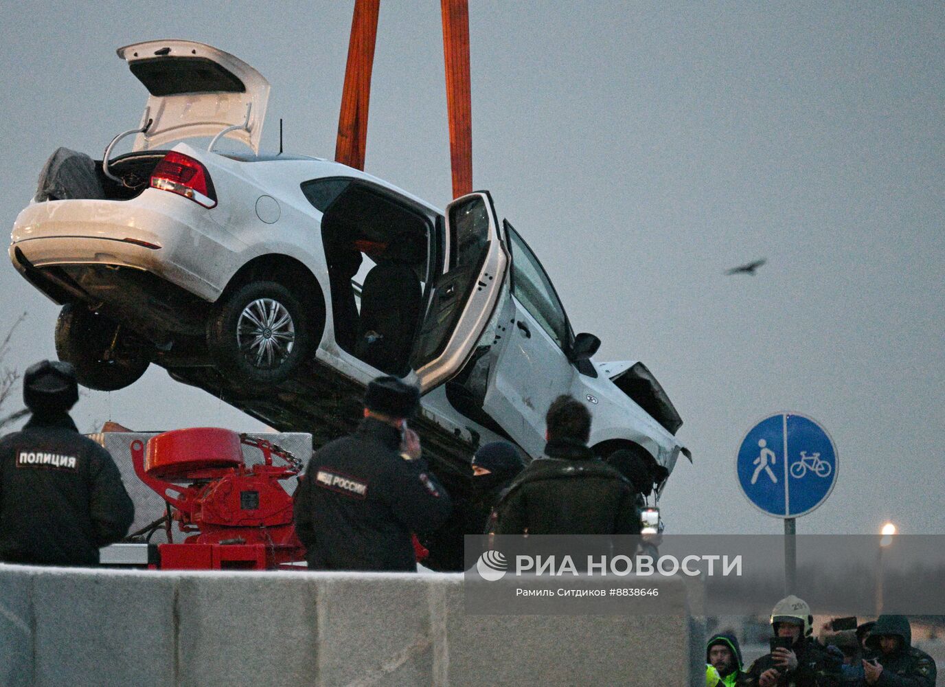 Автомобиль упал в Москву-реку на Лужнецкой набережной