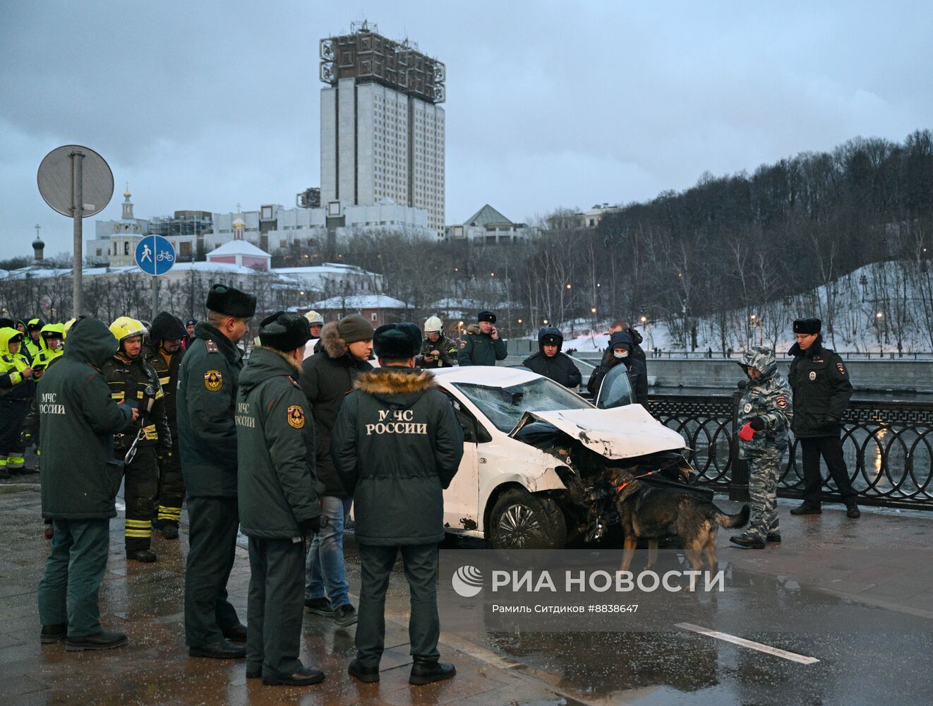 Автомобиль упал в Москву-реку на Лужнецкой набережной