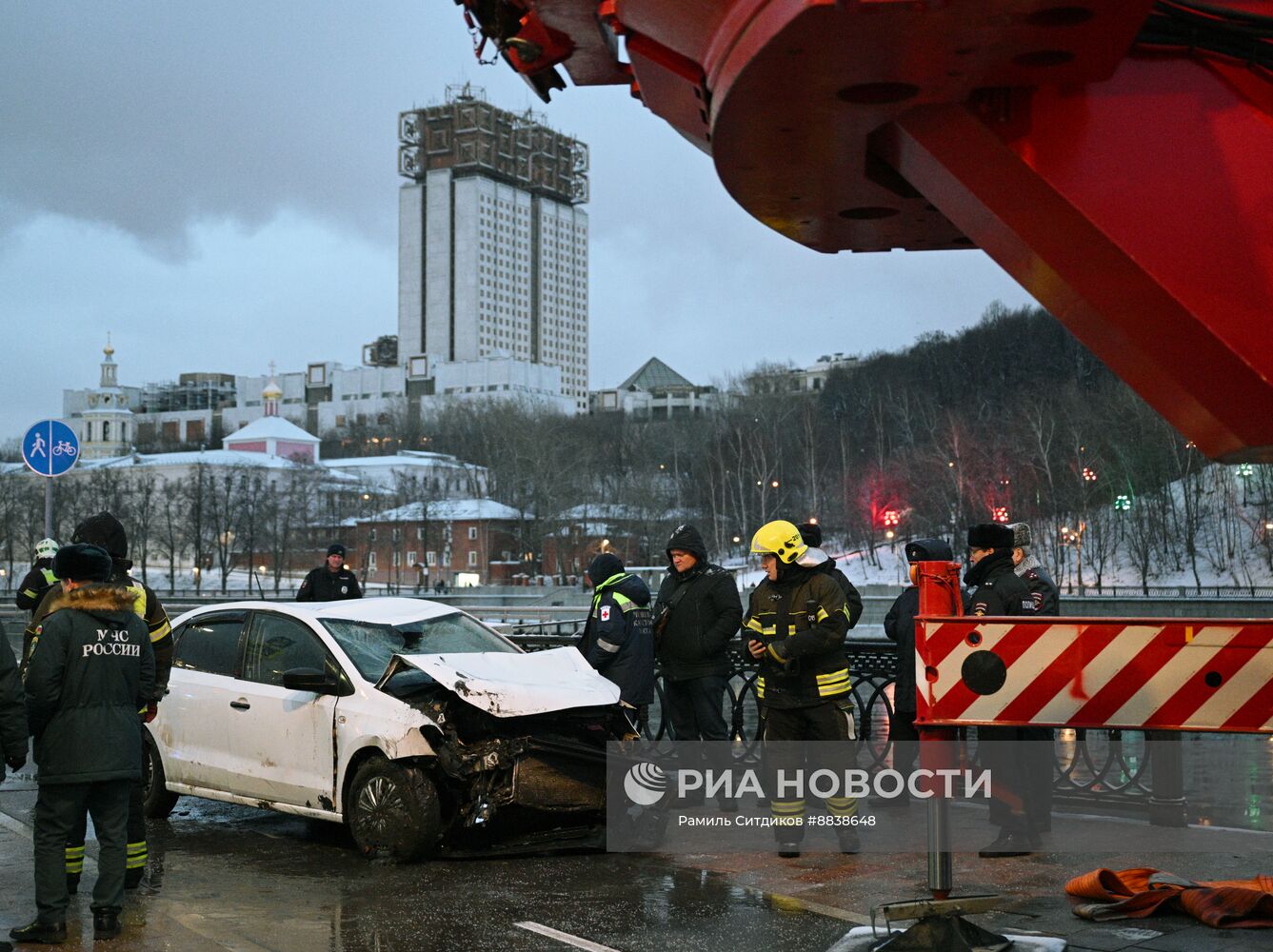 Автомобиль упал в Москву-реку на Лужнецкой набережной