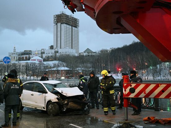 Автомобиль упал в Москву-реку на Лужнецкой набережной