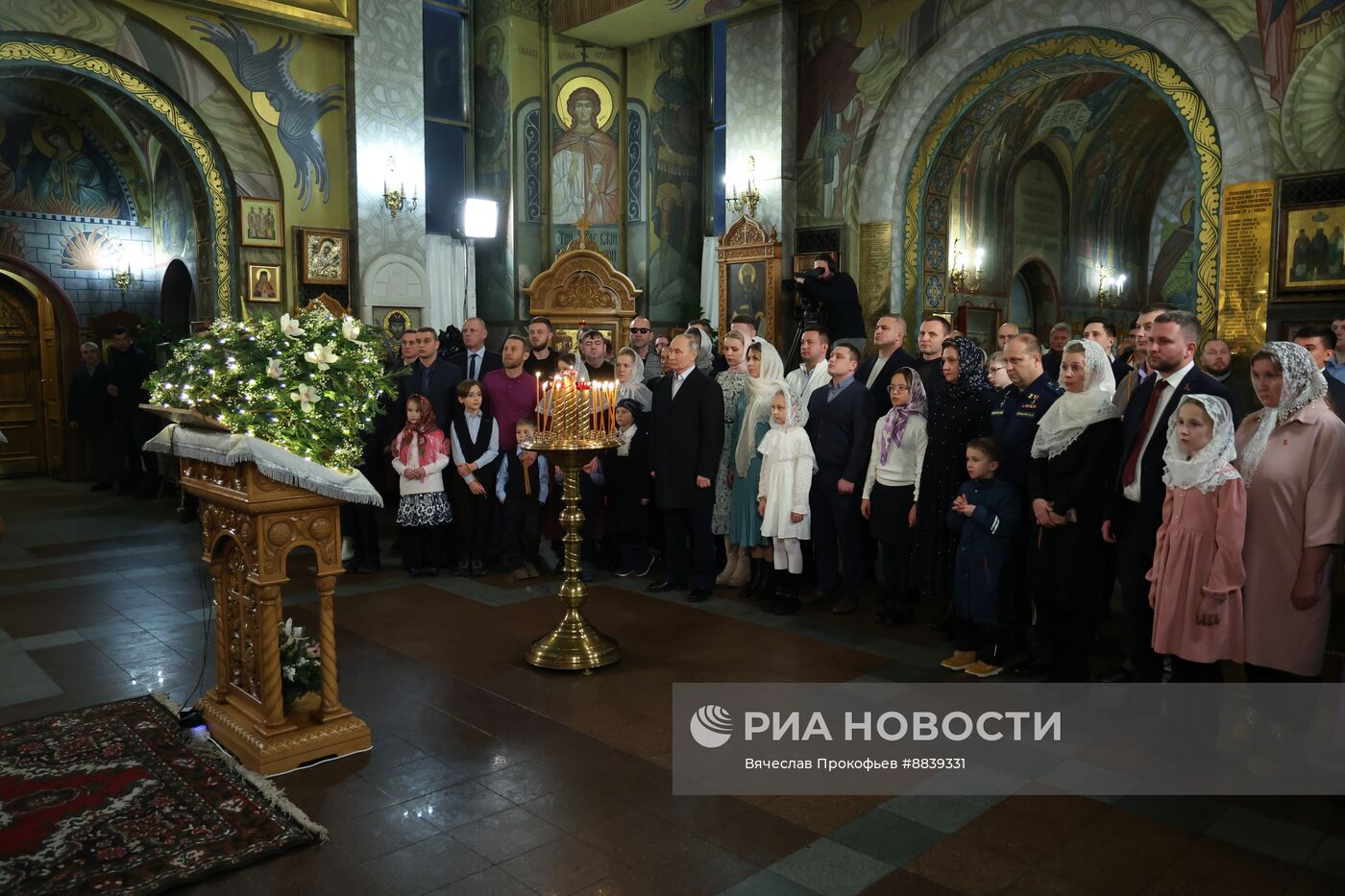 Президент Владимир Путин посетил Рождественское богослужение