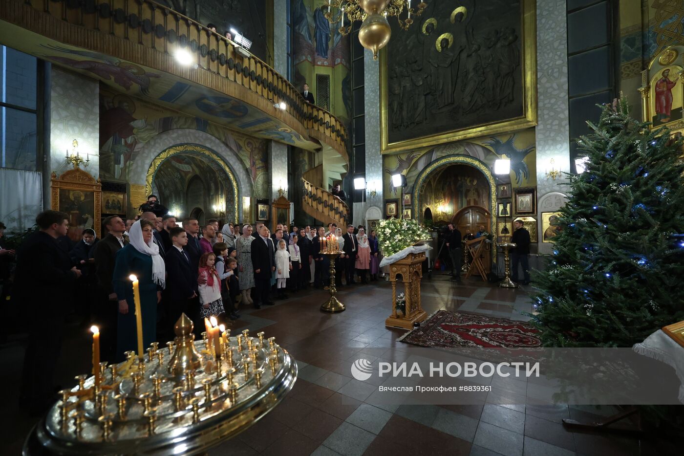 Президент Владимир Путин посетил Рождественское богослужение