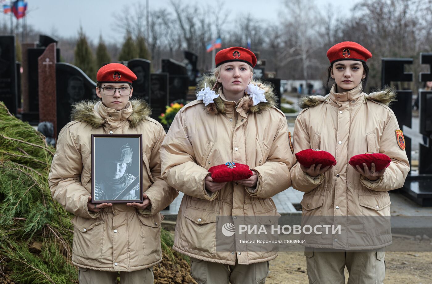 Прощание с погибшим в зоне СВО военкором "Известий" Александром Мартемьяновым