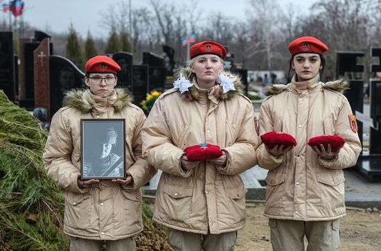 Прощание с погибшим в зоне СВО военкором "Известий" Александром Мартемьяновым