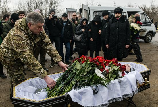 Прощание с погибшим в зоне СВО военкором "Известий" Александром Мартемьяновым