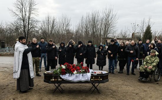 Прощание с погибшим в зоне СВО военкором "Известий" Александром Мартемьяновым