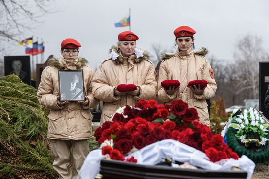 Прощание с погибшим в зоне СВО военкором "Известий" Александром Мартемьяновым