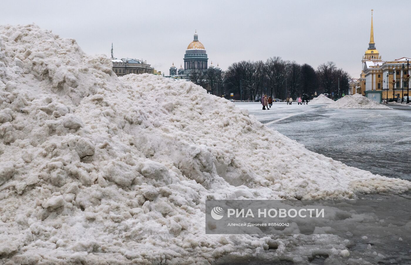 Уборка снега в Санкт-Петербурге