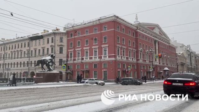 Снег засыпает не только петербургский аэропорт Пулково, но и саму Северную столицу