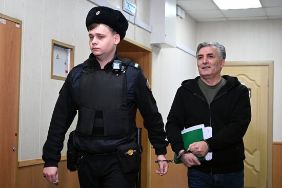 Рассмотрение вопроса о продлении срока ареста экс-адвокату Э. Пашаеву