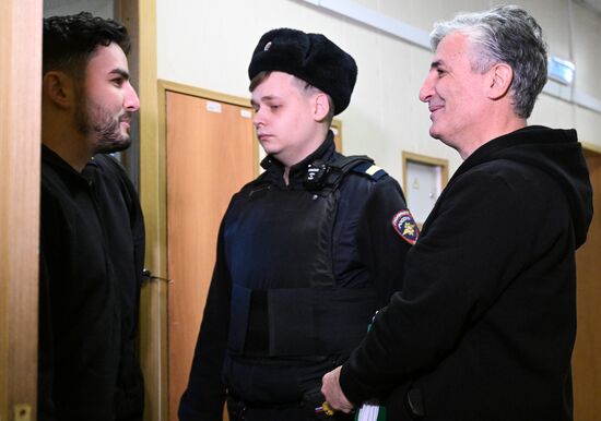 Рассмотрение вопроса о продлении срока ареста экс-адвокату Э. Пашаеву