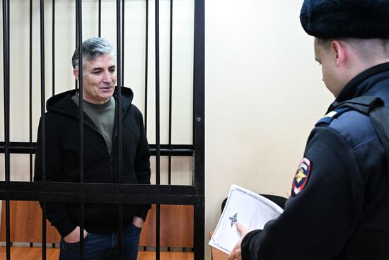 Рассмотрение вопроса о продлении срока ареста экс-адвокату Э. Пашаеву