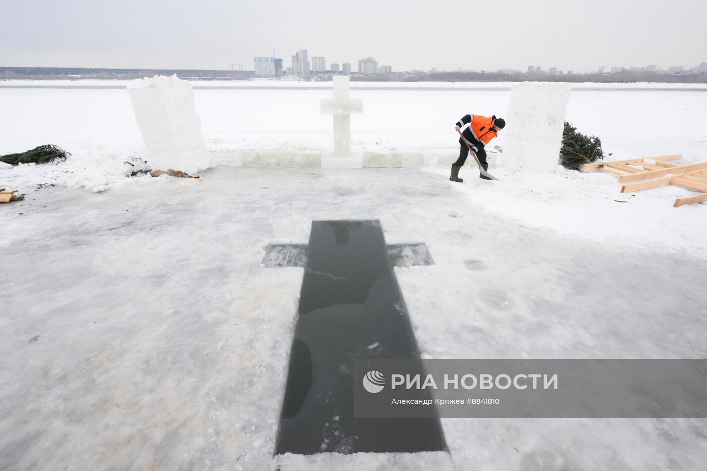 Подготовка купели в Новосибирске к Крещению