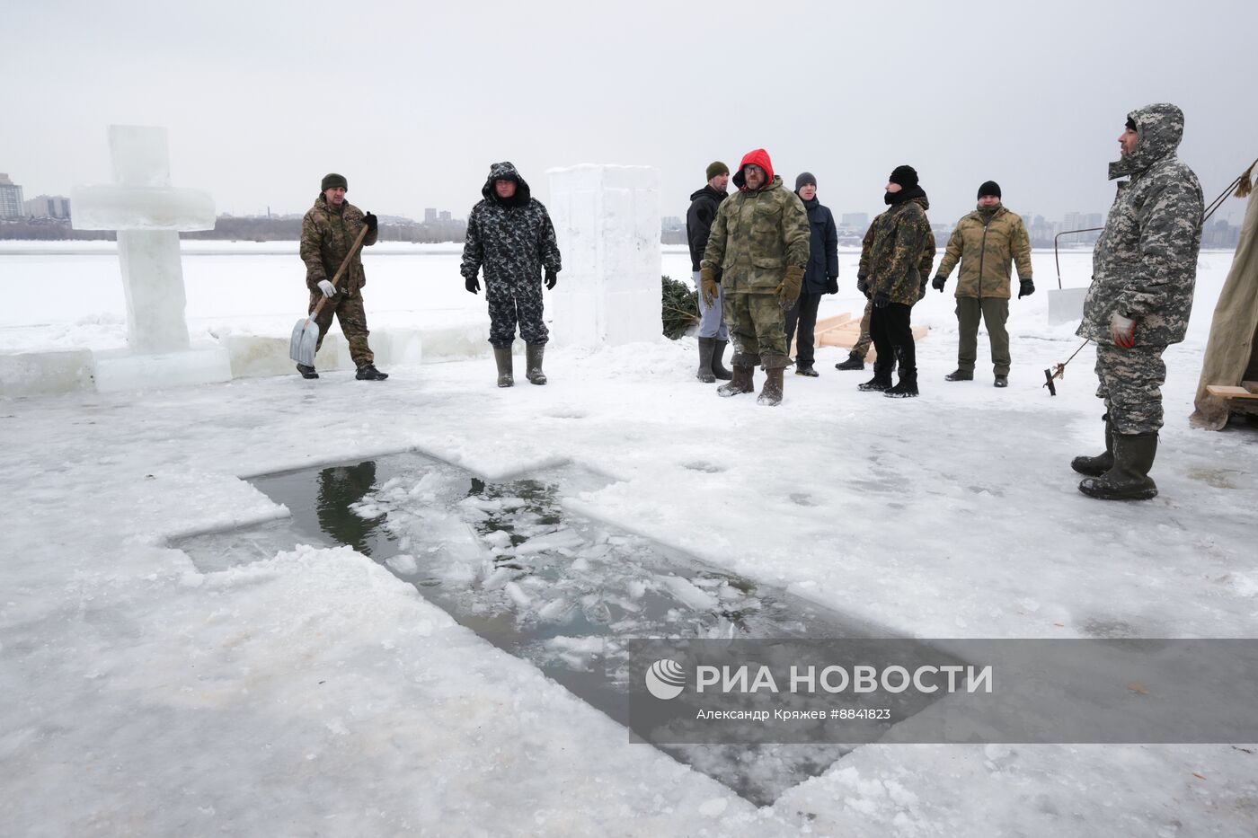 Подготовка купели в Новосибирске к Крещению