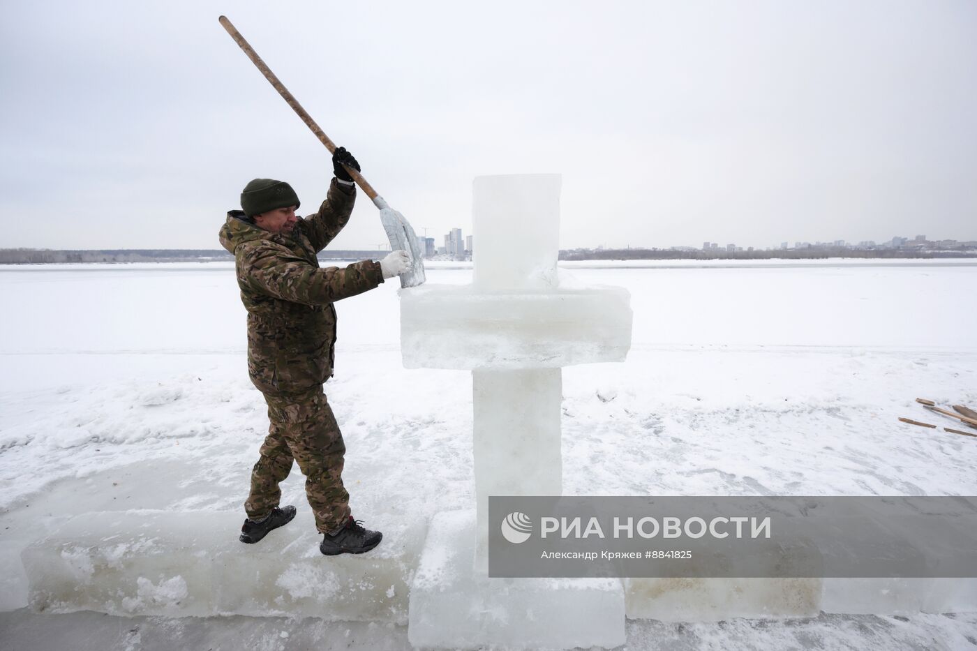 Подготовка купели в Новосибирске к Крещению