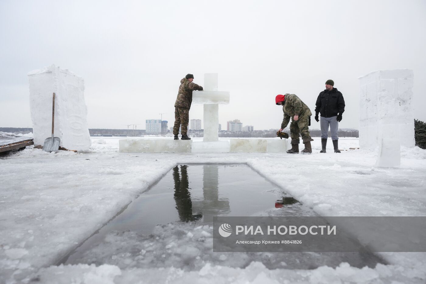 Подготовка купели в Новосибирске к Крещению