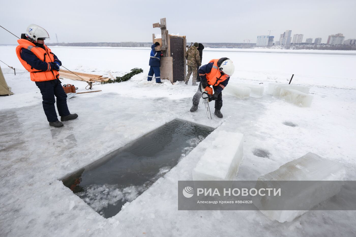 Подготовка купели в Новосибирске к Крещению