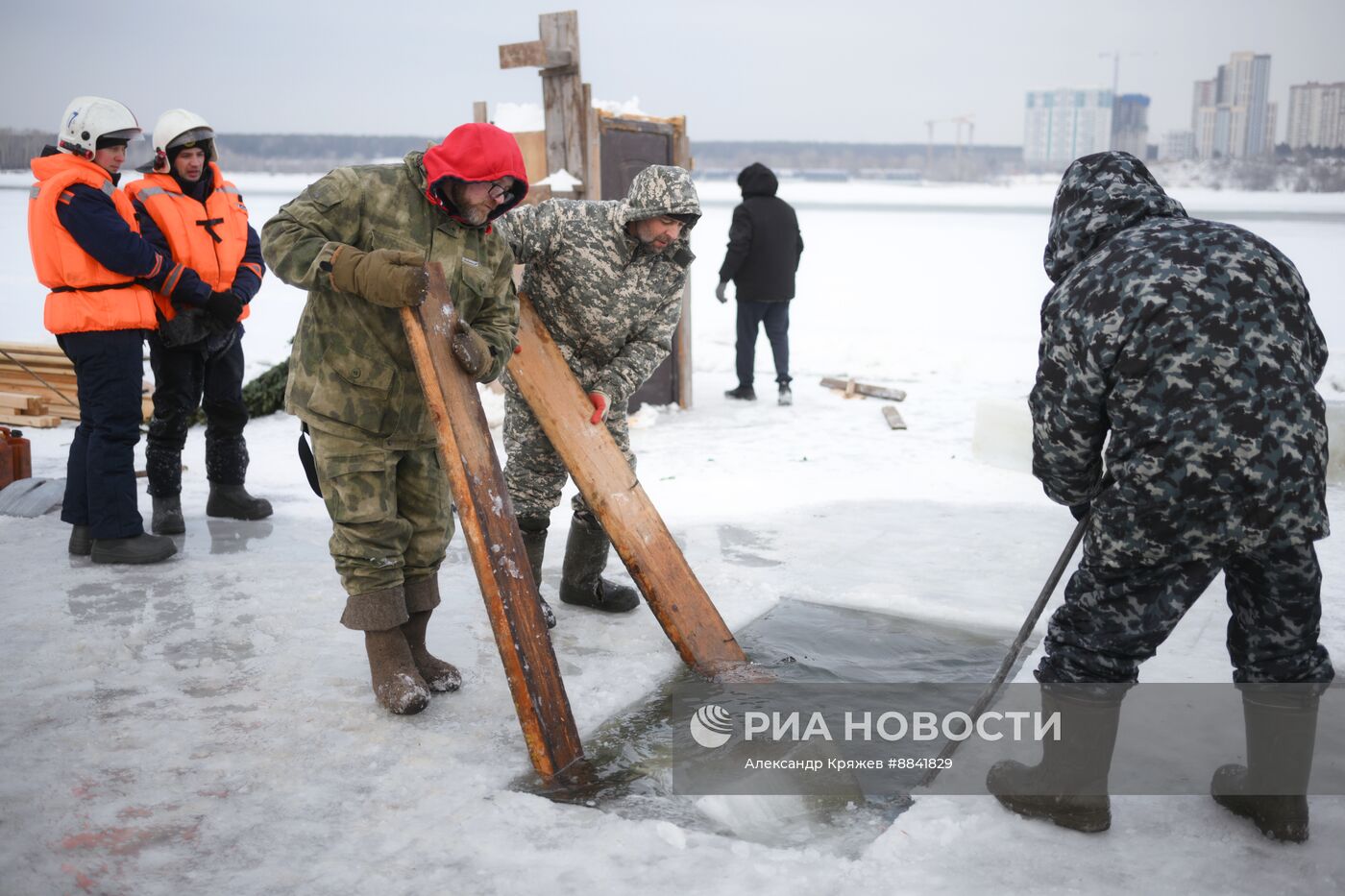 Подготовка купели в Новосибирске к Крещению