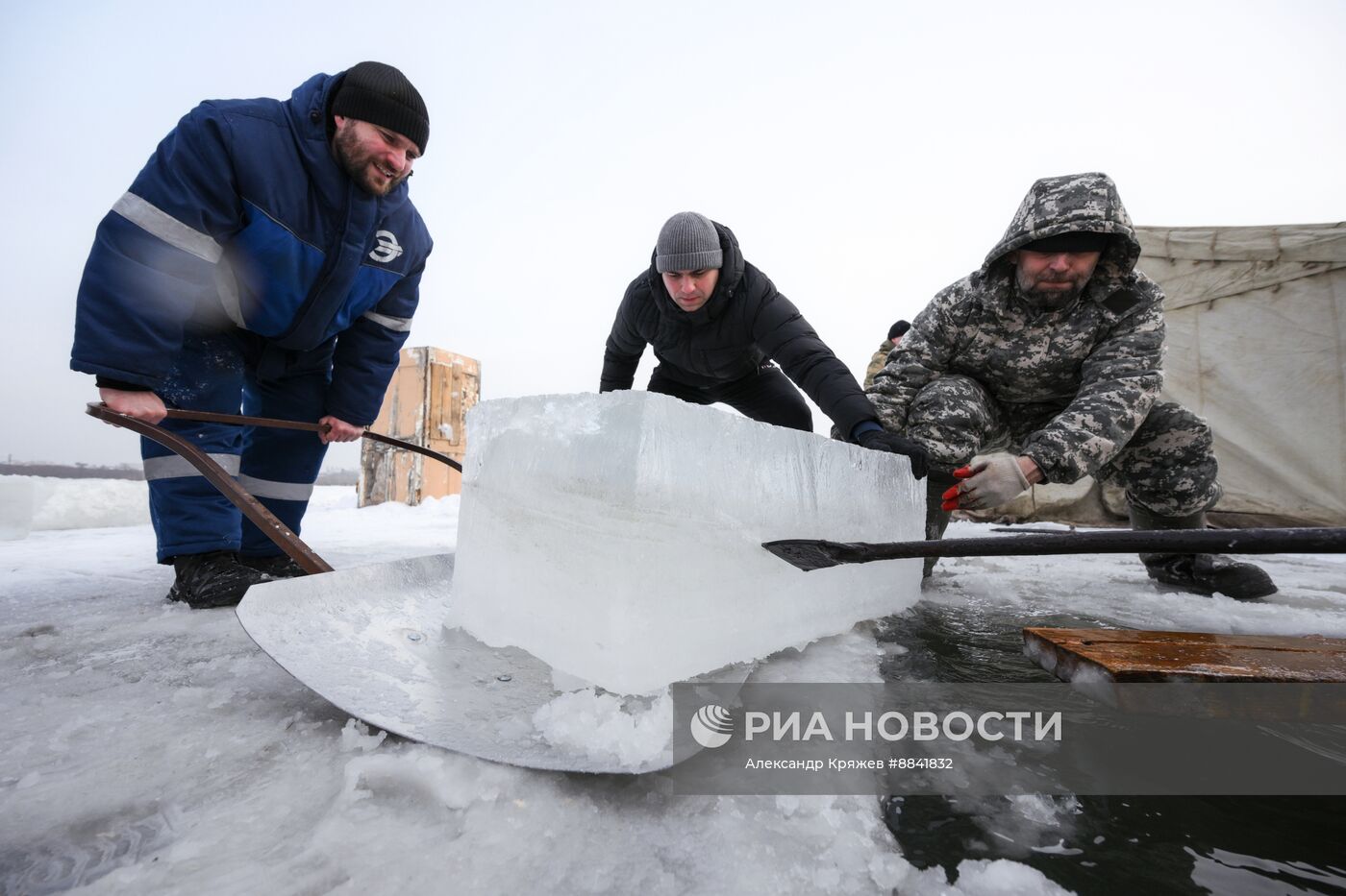 Подготовка купели в Новосибирске к Крещению