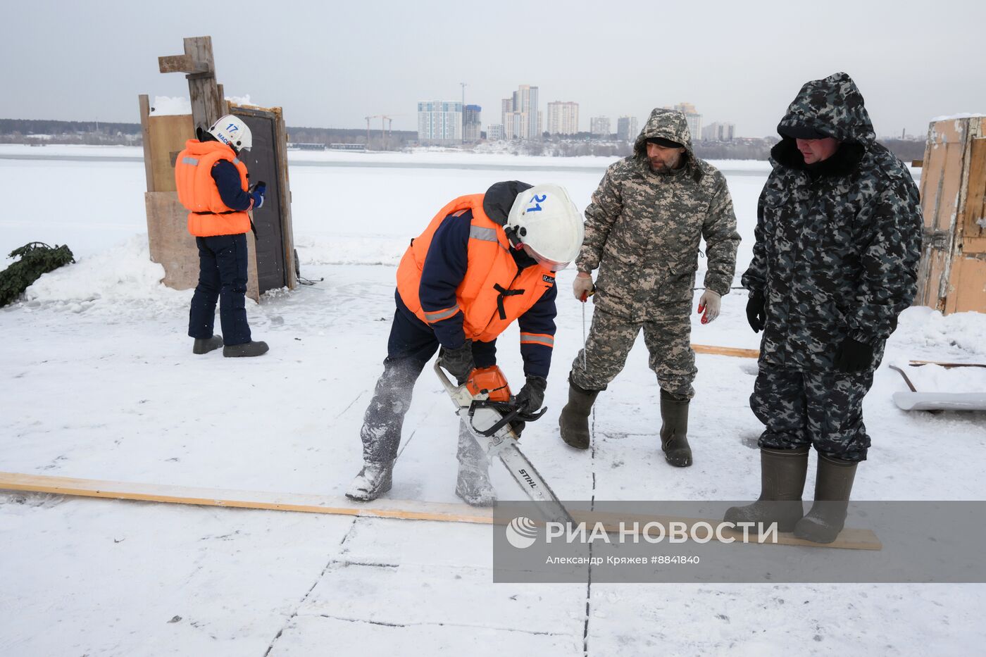 Подготовка купели в Новосибирске к Крещению