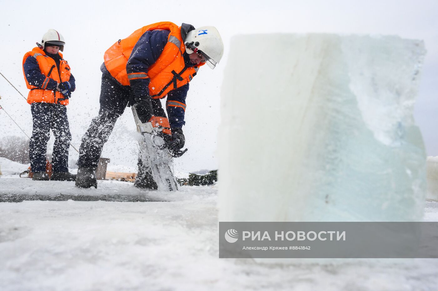 Подготовка купели в Новосибирске к Крещению