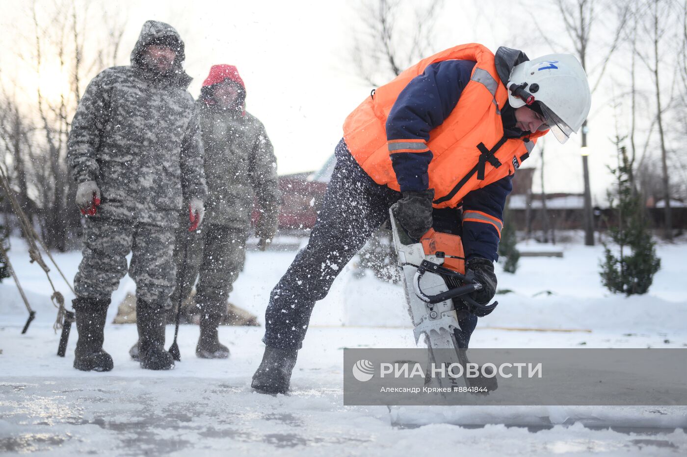 Подготовка купели в Новосибирске к Крещению