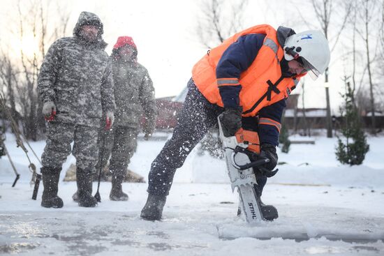 Подготовка купели в Новосибирске к Крещению