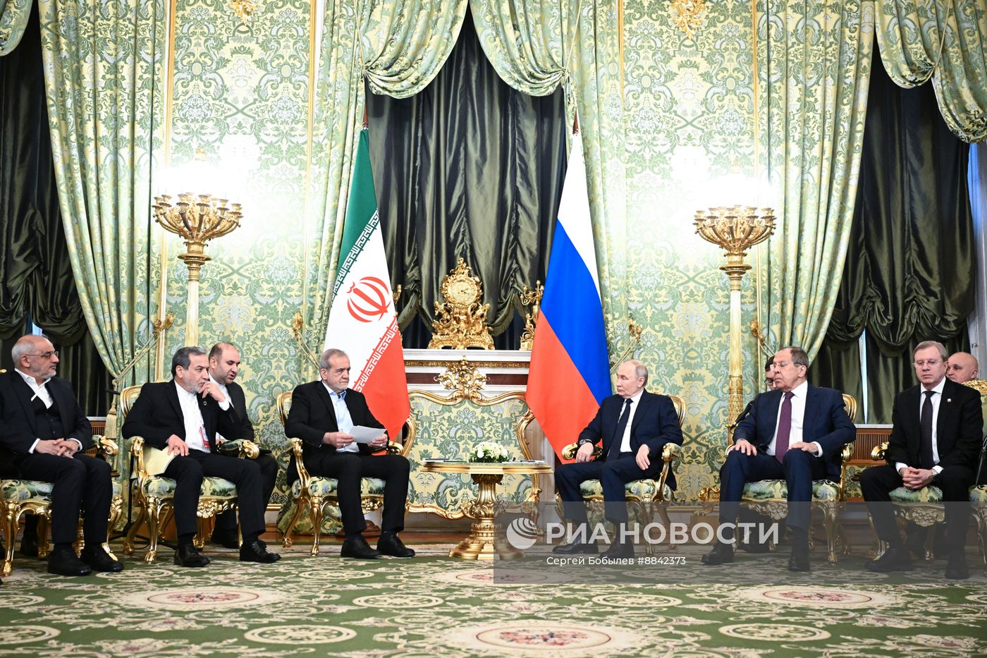 Президент Владимир Путин и президент Ирана Масуд Пезешкиан подписали договор о стратегическом партнерстве