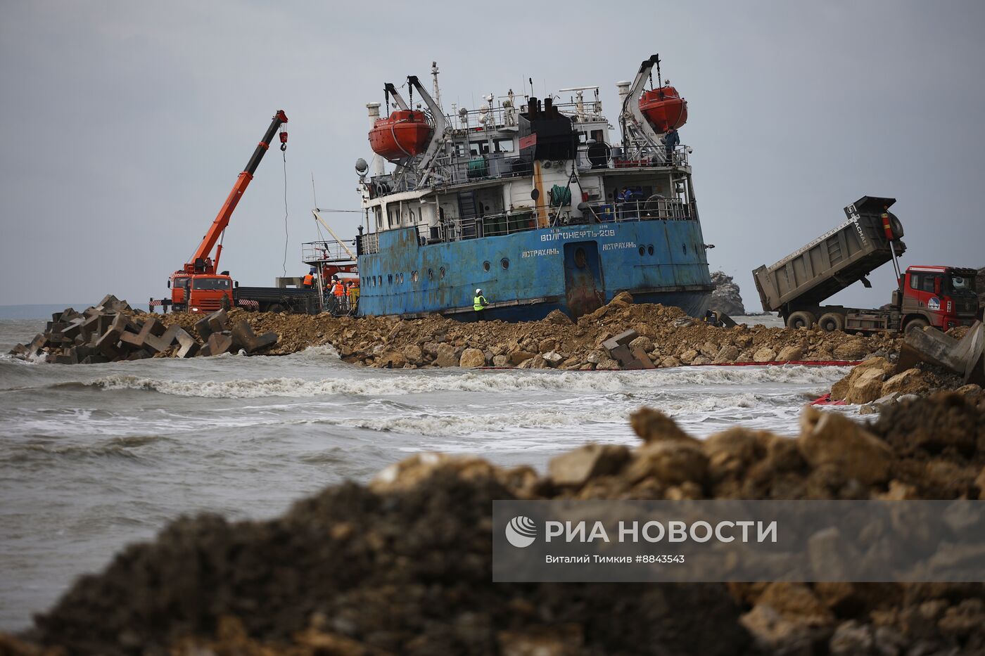 Откачка мазута из танкера " Волгонефть-239"