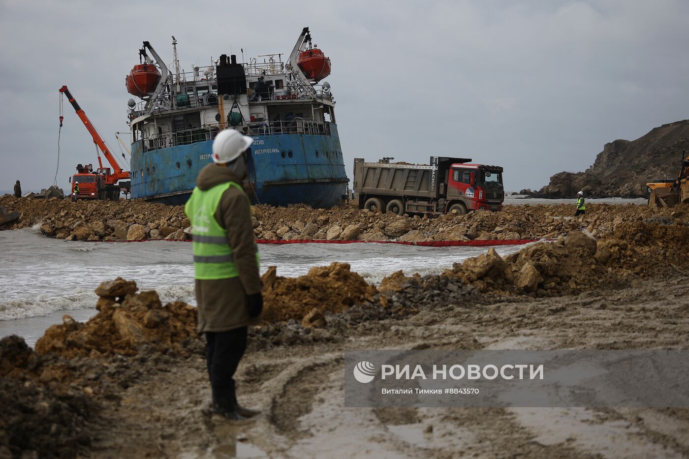 Откачка мазута из танкера " Волгонефть-239"