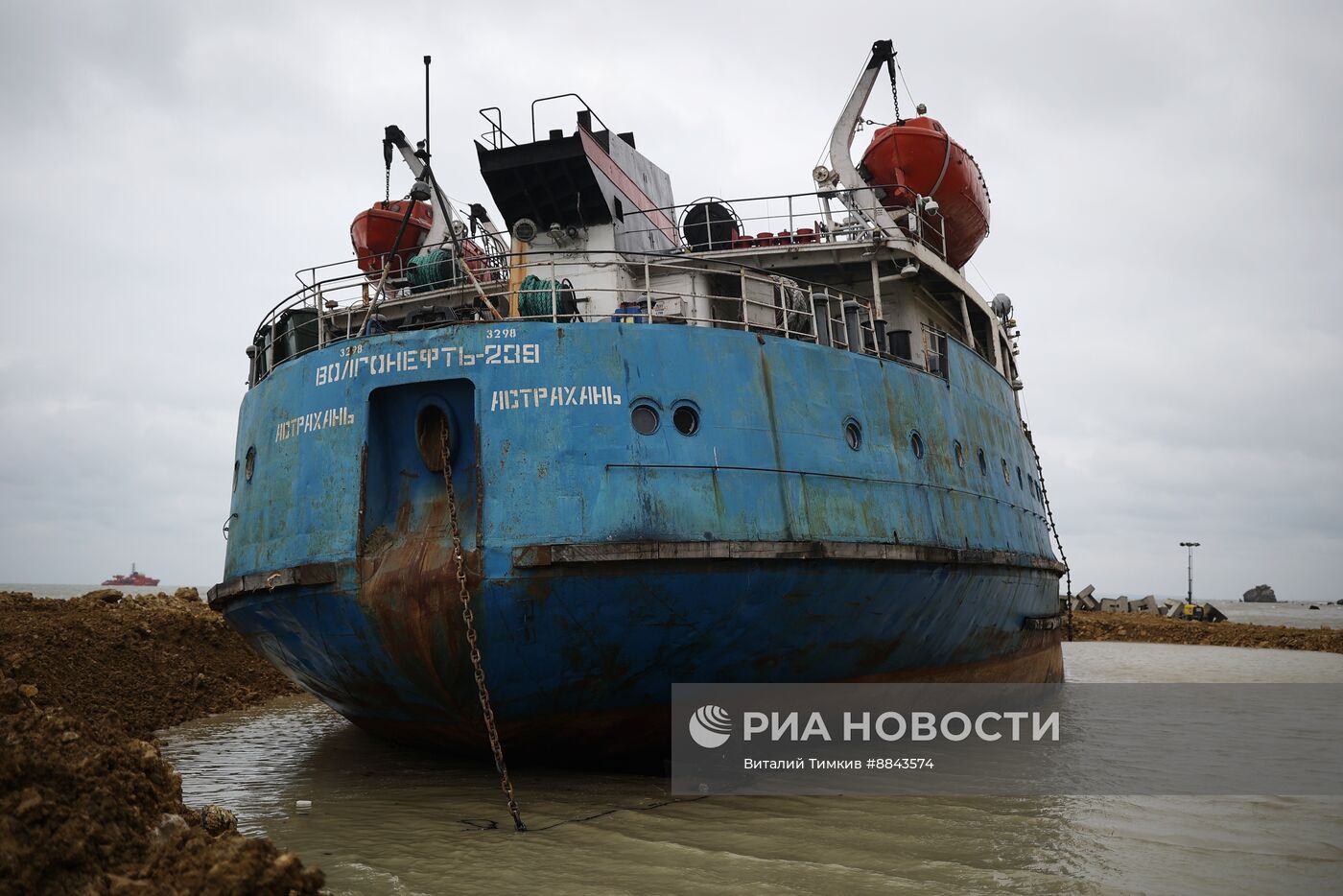 Откачка мазута из танкера " Волгонефть-239"
