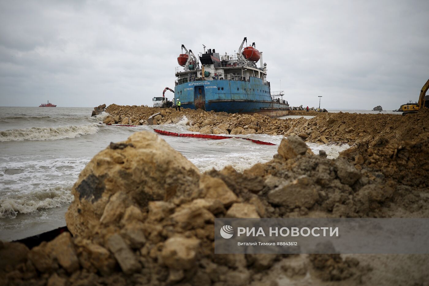 Откачка мазута из танкера " Волгонефть-239"