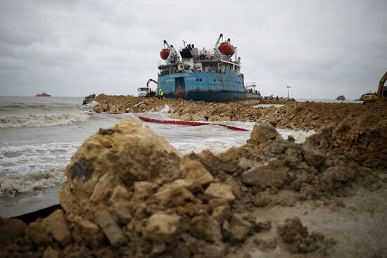 Откачка мазута из танкера " Волгонефть-239"