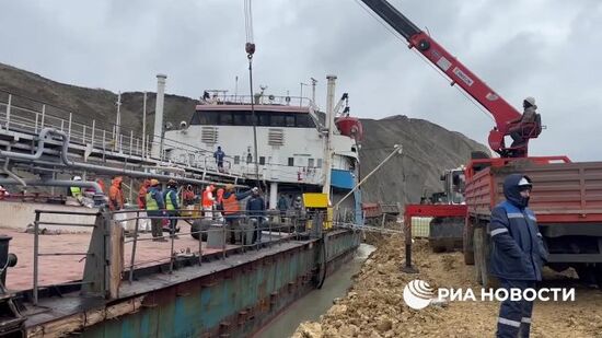 Откачка мазута из танкера "Волгонефть-239"